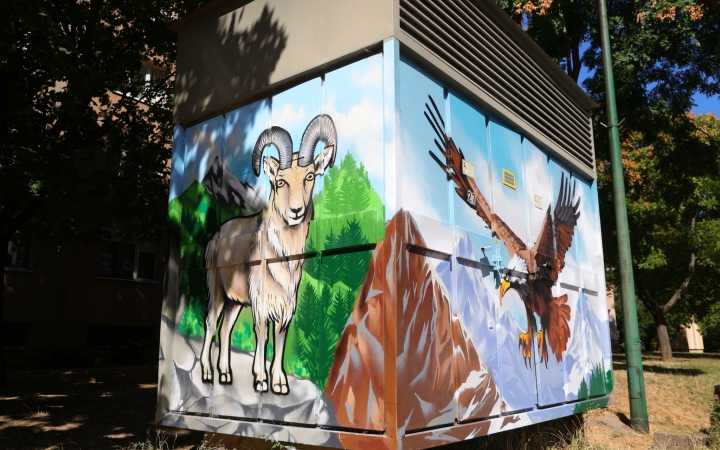 Hegyi kecske a sas és mormota mellett – már teljes díszben pompázik a trafóház 