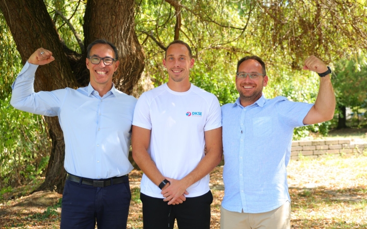 Világbajnoknak járó köszöntés a csónakházban