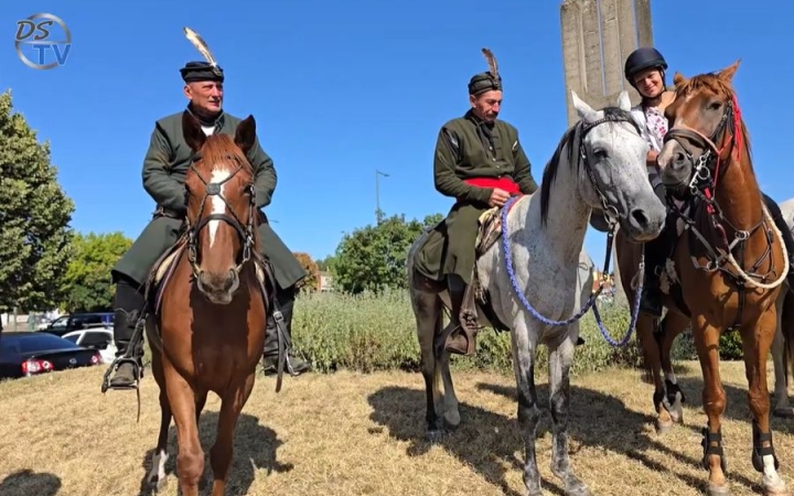 DSTV: lovas zarándokok a Lajos-köveknél
