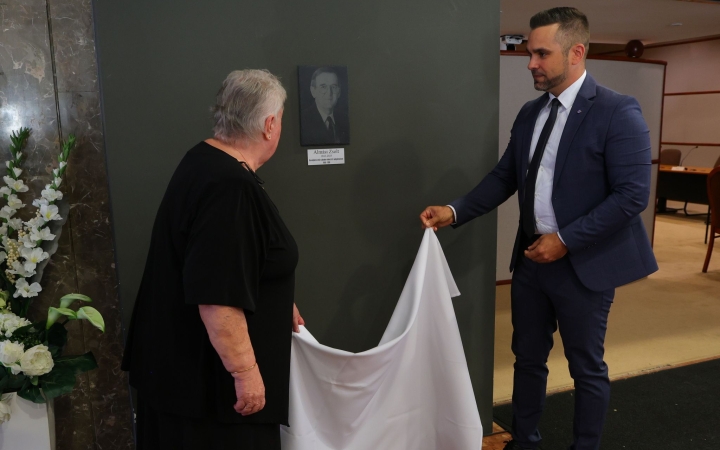 Almási Zsolt polgármester nevét kapta a közgyűlési terem (galériával)