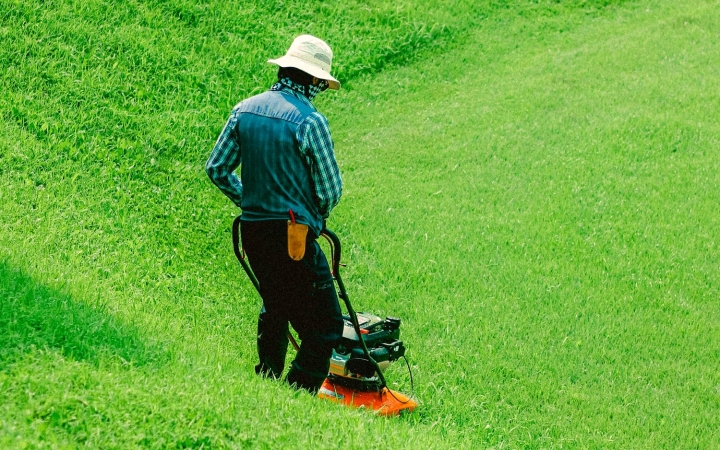 Akkus szegélynyíró: hogyan dolgozz vele gyorsan és hatékonyan?