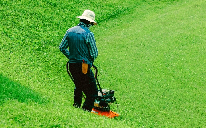 Akkus szegélynyíró: hogyan dolgozz vele gyorsan és hatékonyan?
