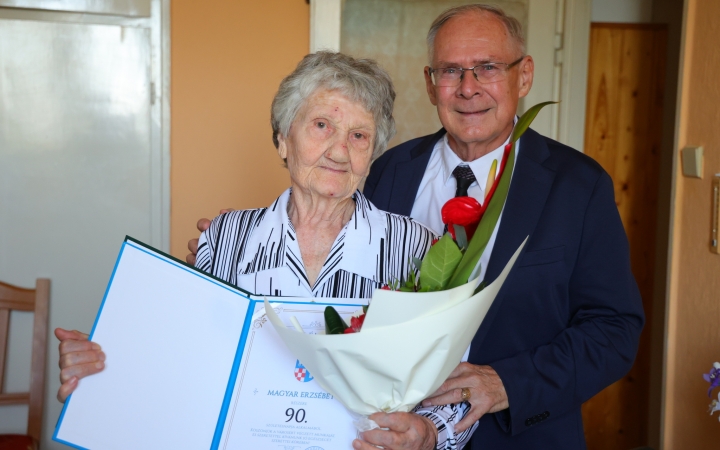 Egészséget, sok boldogságot, Erzsi néni! 