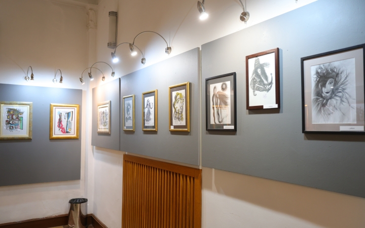 Zsuzsi Firka a Bartók Színház aulájában