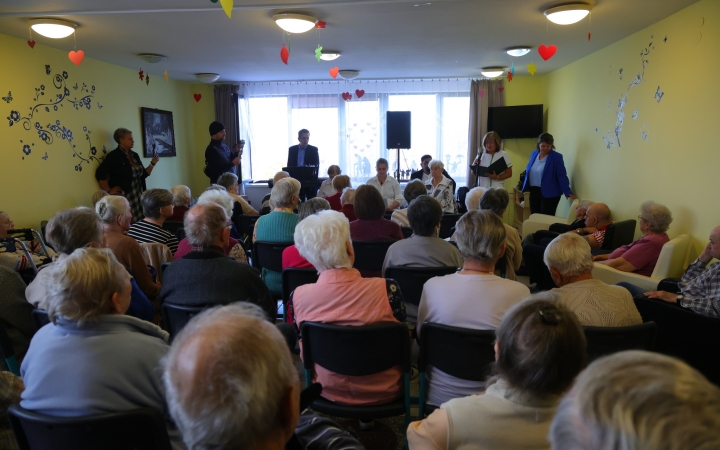 Születésnap és világnap az idősek otthonában