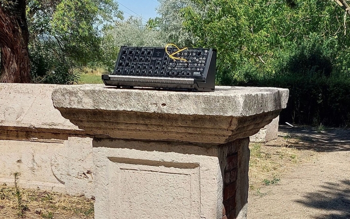 Száz százalék techno a római kőtárban