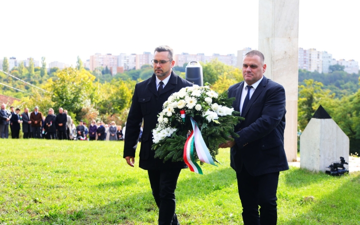 Közös főhajtással a hősök emléke előtt (videóval, galériával)