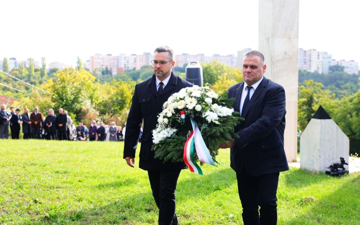 Közös főhajtással a hősök emléke előtt (videóval, galériával)