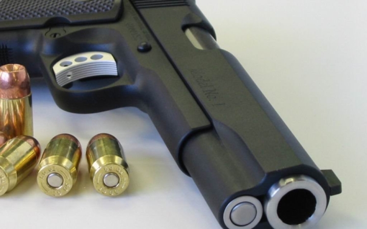 Tiltott fegyverviselés lebukással