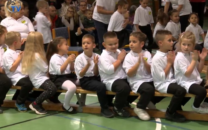 DSTV: elsősavató zöldben és sárgában