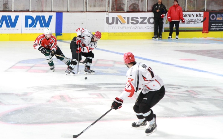 Jégkorong: hétfőn már edzőmeccs