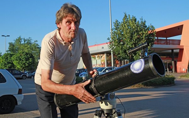 Aki lehozza nekünk a csillagokat az égről