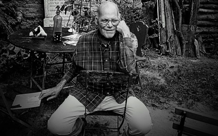 Emléktárlat a Rosti tantermi sorozatában