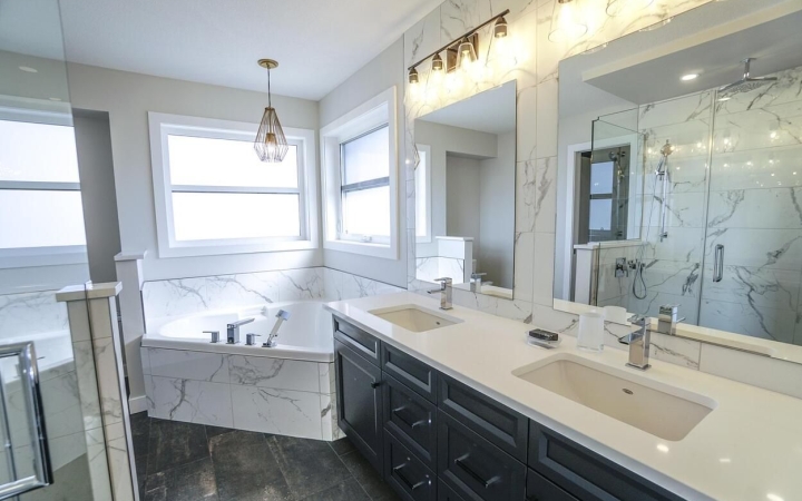 Fürdőszobai tükrök: az elegancia és praktikusság jegyében