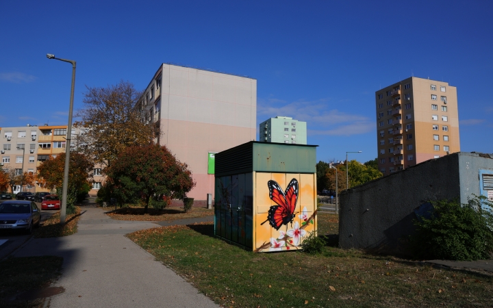 Színes trafóház-festés a méhlegelő mellett