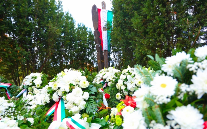 Együtt emlékeztek 1956 hőseire a kopjafánál