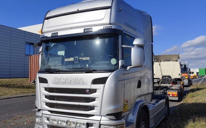 Hamis papírokkal, hamis rendszámokkal próbált bejutni a gyár területére – lebukott!