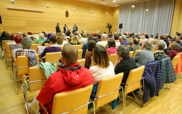 Dull Szabolcs politikai elemzővel folytatódott a "Dunaújvárosi Estek" sorozat 