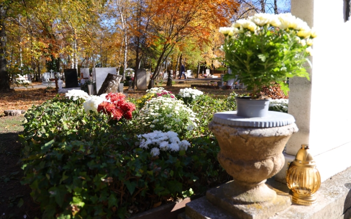 Idén is meghitten emlékezhetünk elhunyt szeretteinkre a temetőben