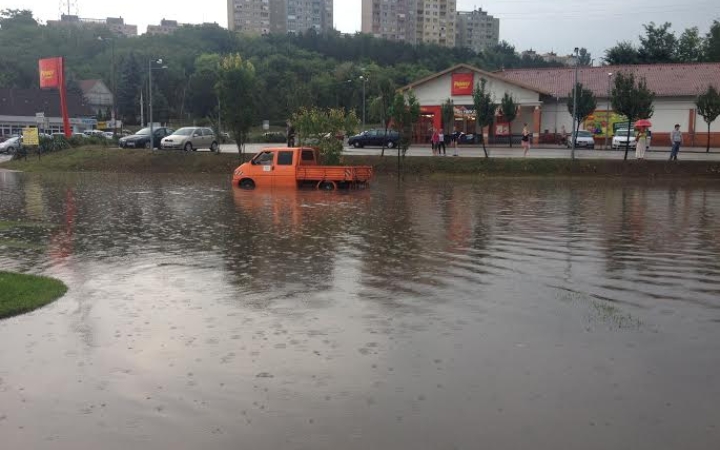 Égszakadás egyelőre földindulás nélkül  - több ponton kritikus volt a helyzet a városban (Galériával)