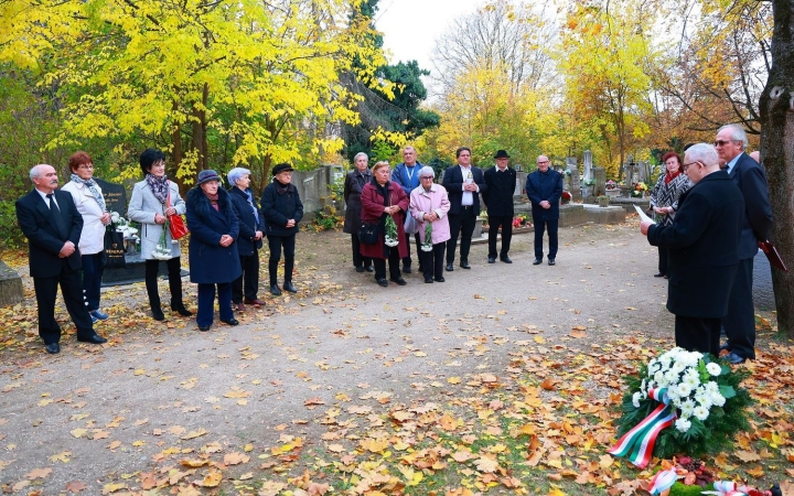 A kegyelet koszorúival emlékeztek a világháborúk áldozataira