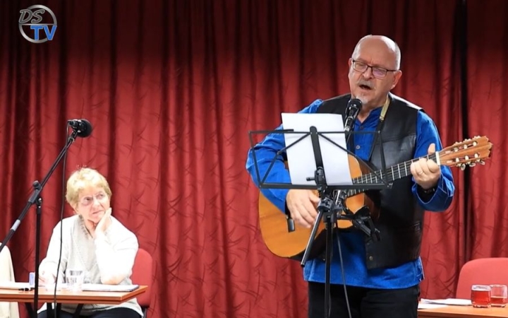 DSTV: a verselők közössége