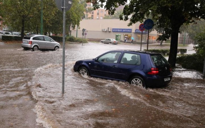 Tűzoltók a víz ellen - sok kárt okozott a tegnapi vihar