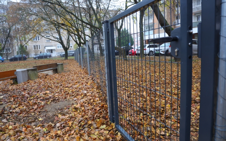 A kerítésnek hála biztonságos a játszótér