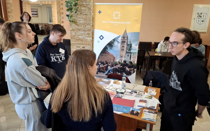 Pályaorientációs nap és irodalmi kávéház a Pannon Oktatási Központban