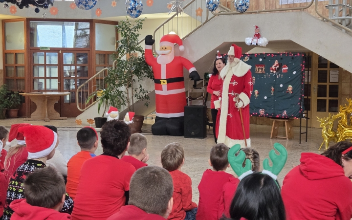 Mindenkit meglepett a Móra iskola Mikulása