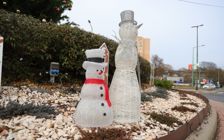 Karácsonyi díszben pompázik a körforgó