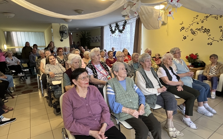 Karácsonyi ünnepség az idősek otthonában 