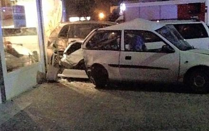 Öngyilkossági kísérlet? Parkoló kocsik közé rohant száguldó autójával egy fiatal a belvárosban