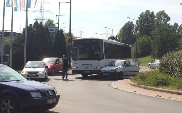 Baleset a Dózsa György úti körforgóban