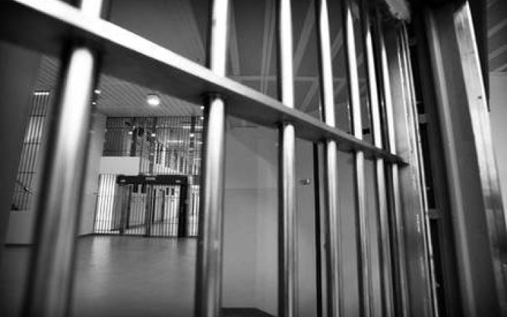 A börtönben lenne a helye, csak "elfelejtett" bemenni