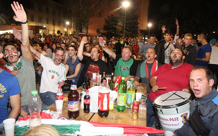 Parázs hangulat a Városháza téren, kár, hogy a válogatott nem nyert