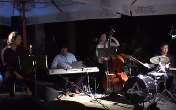 New Akoustic Band a Művész presszó teraszán - DO-videó