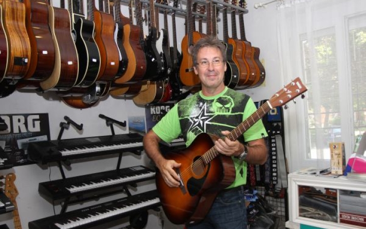 Zenésznek nem volt elég bátor, nyitott egy menő hangszerüzletet