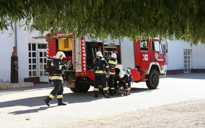 Iskolaudvaron csaptak fel a lángok - ismét gyakorlatoztak a tűzoltók