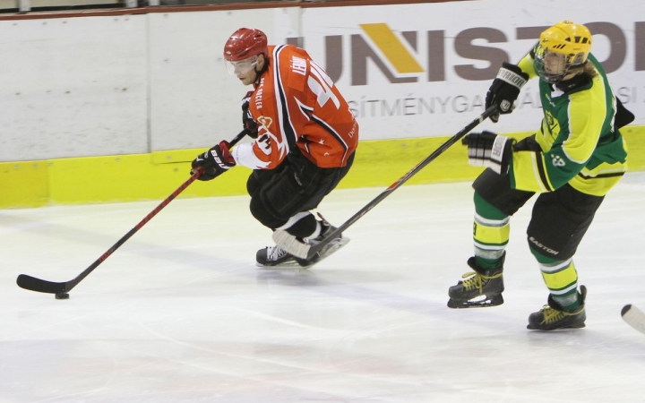 Jégkorong: elodázott szezonnyitó