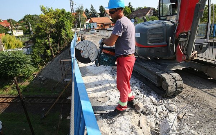 Október végééig tart a Százlábú híd felújítása