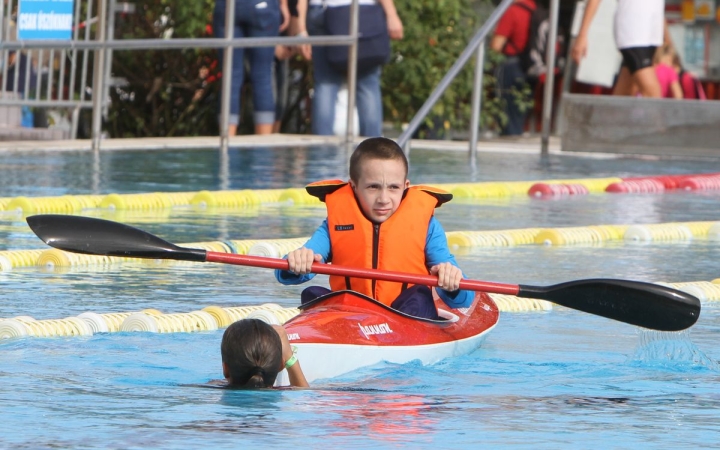 Sportágválasztó: gyereközön az uszodában