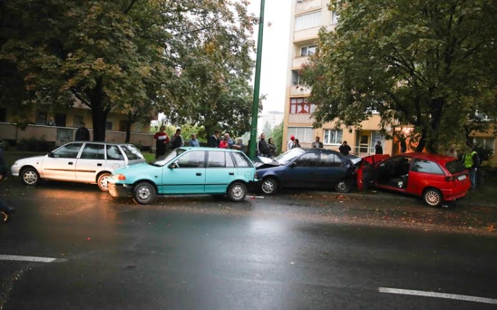 Egy autós kiegyenesítette a kanyart a Rómain, több kocsi bánta az esetet