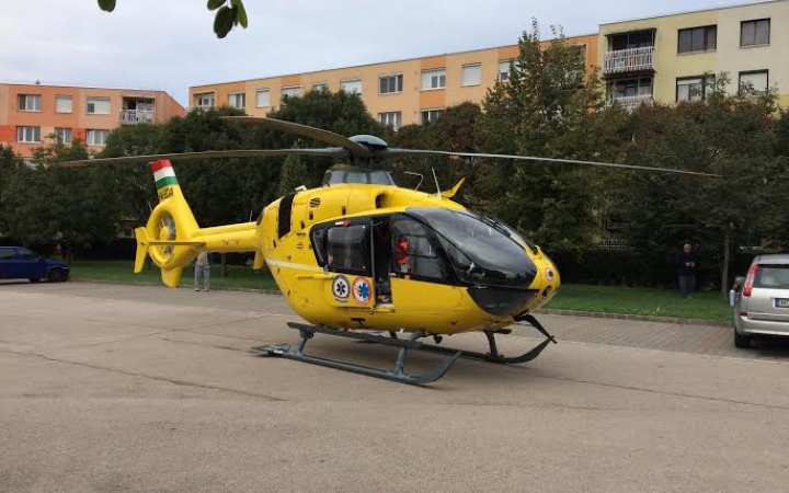 Mentőhelikopter szállt le a Béke városrészben