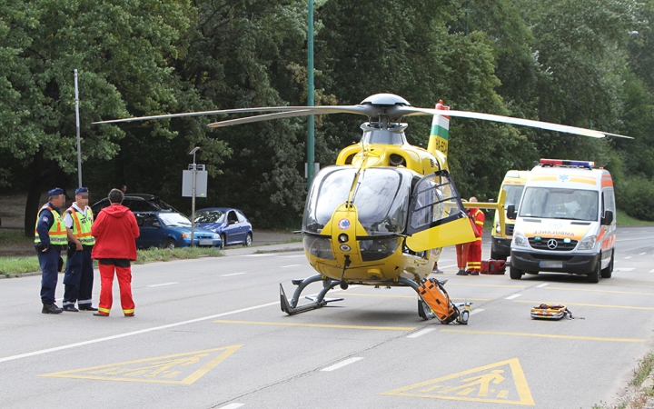 Mentőhelikopter a városban - egy fiatal fiú élete volt a tét