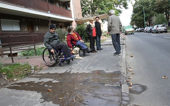 Kerekes székkel is könnyebb