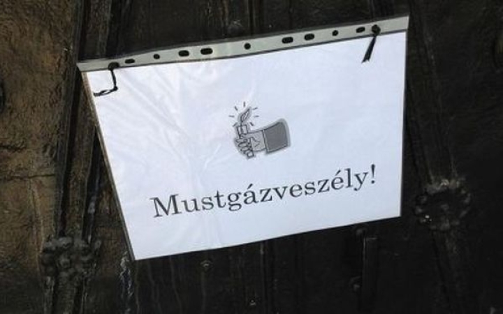 Borospincéből mentettek ki egy férfit a Magyar úton
