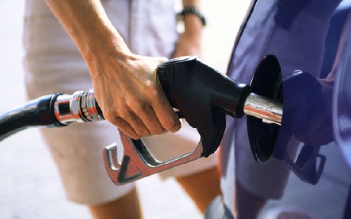 Holnaptól drágábban tankolunk