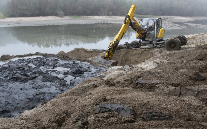 Mentőakció az öbölben - Kimerik az iszapot, hogy kijöhessenek a hajók