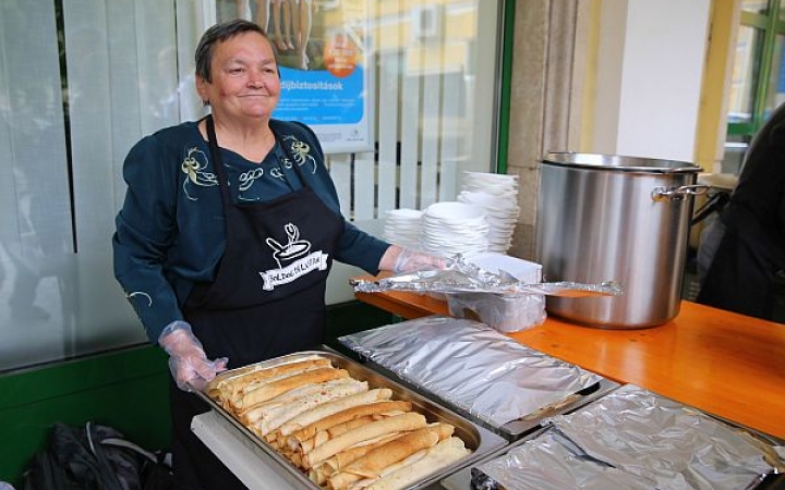 Soósné Erzsike otthonra lelt a hajléktalanszállón - Jószívvel és hálával írja verseit